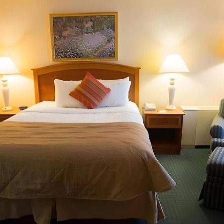 Lifestyle Inn Cedar Falls Bagian luar foto