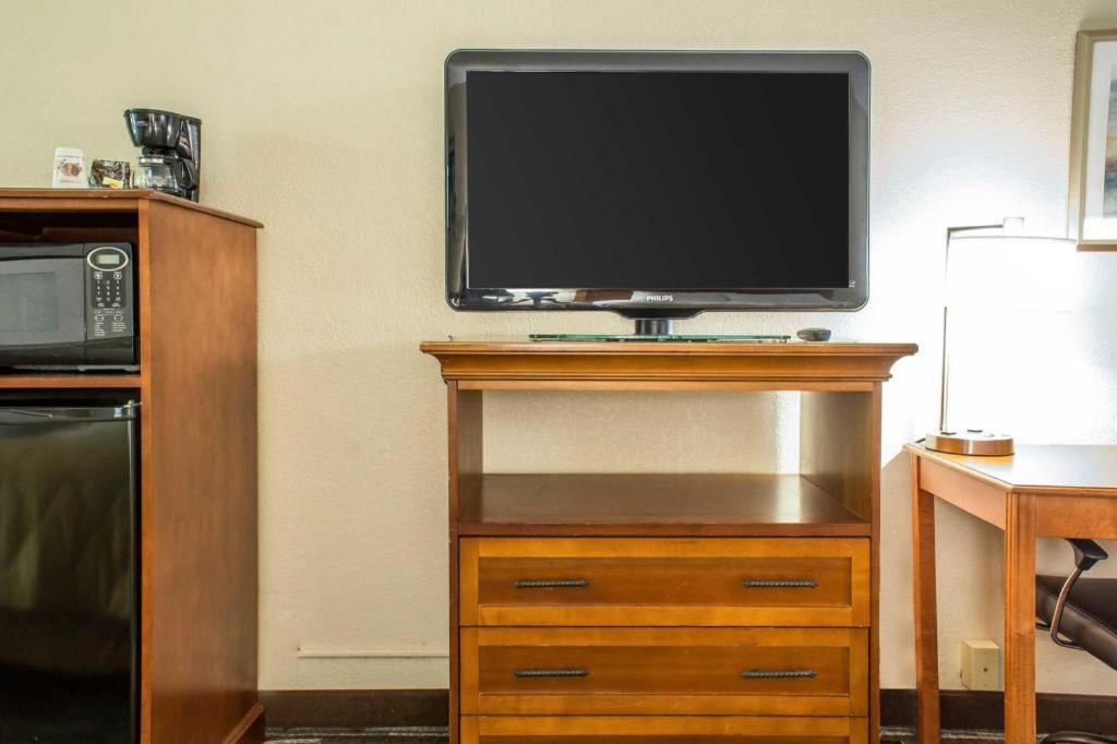 Lifestyle Inn Cedar Falls Bagian luar foto