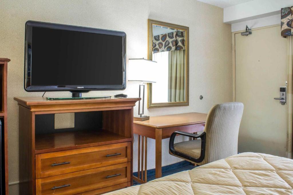Lifestyle Inn Cedar Falls Bagian luar foto