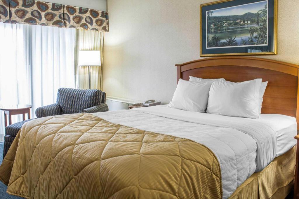 Lifestyle Inn Cedar Falls Bagian luar foto