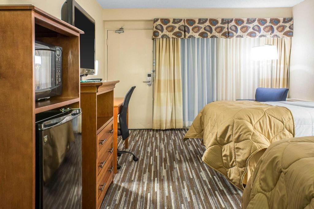 Lifestyle Inn Cedar Falls Bagian luar foto