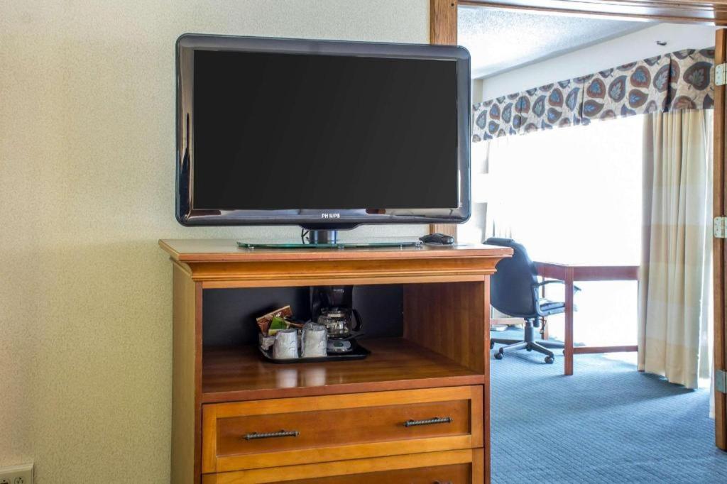 Lifestyle Inn Cedar Falls Bagian luar foto