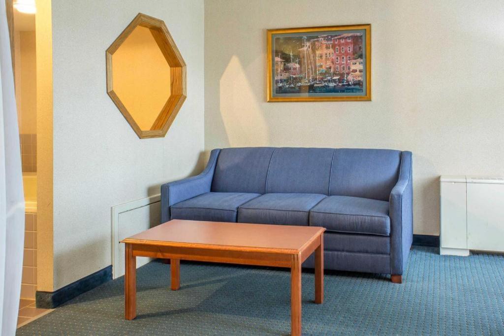 Lifestyle Inn Cedar Falls Bagian luar foto