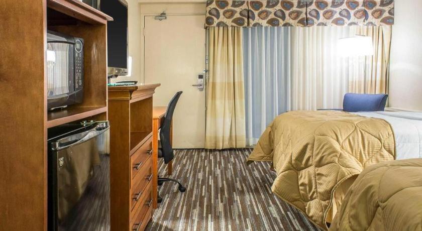 Lifestyle Inn Cedar Falls Bagian luar foto