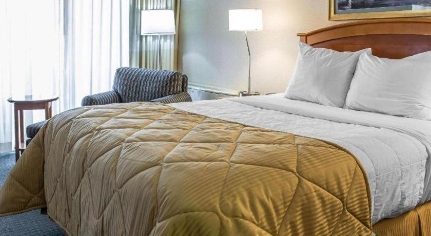 Lifestyle Inn Cedar Falls Bagian luar foto