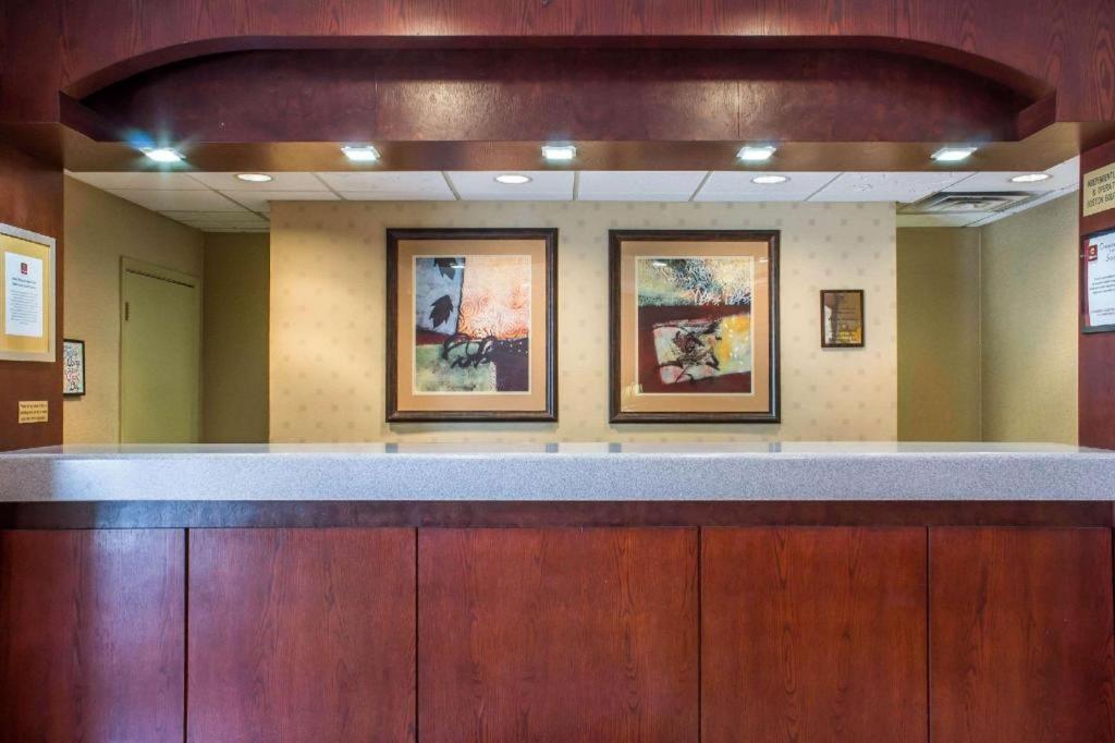 Lifestyle Inn Cedar Falls Bagian luar foto