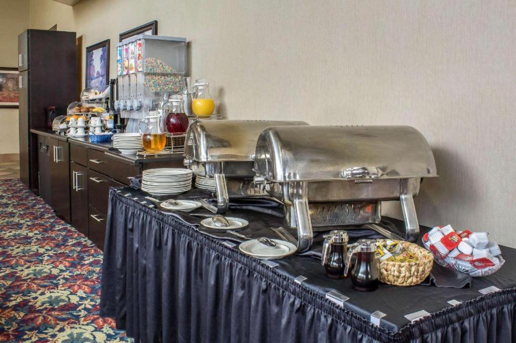 Lifestyle Inn Cedar Falls Bagian luar foto