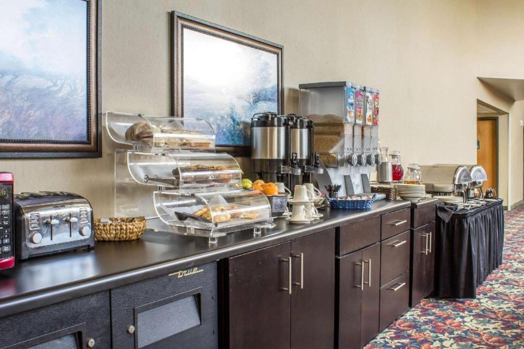 Lifestyle Inn Cedar Falls Bagian luar foto