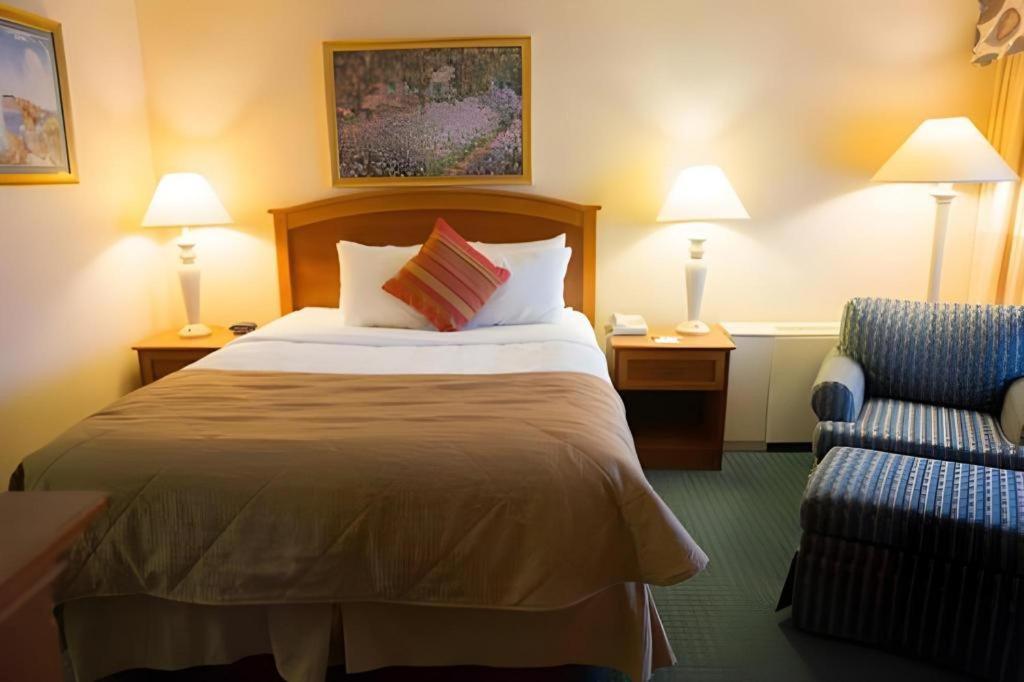 Lifestyle Inn Cedar Falls Bagian luar foto